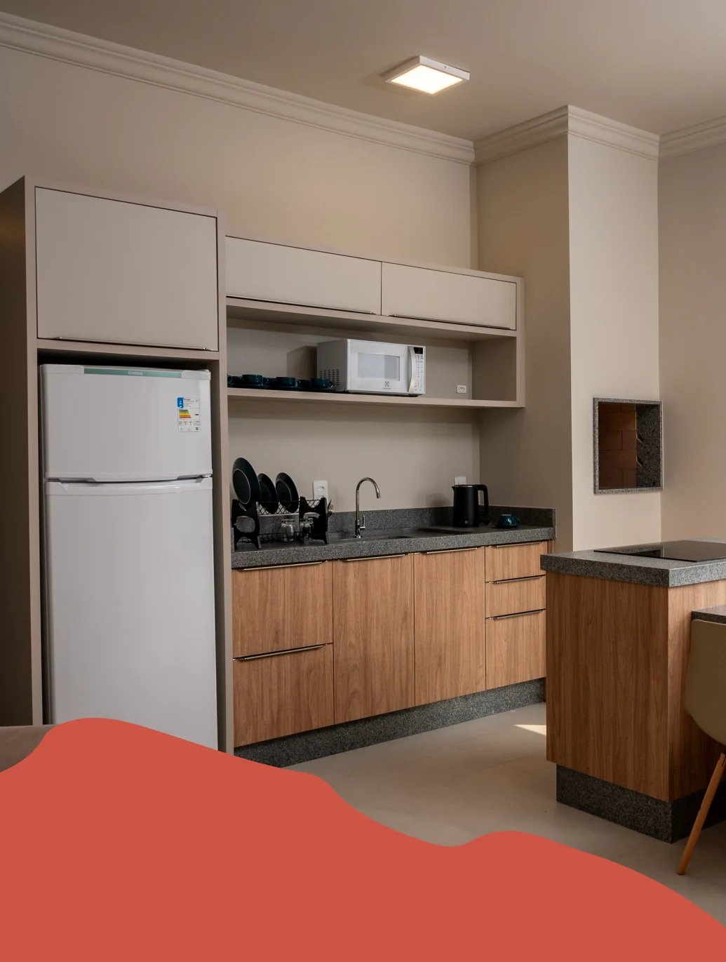 Cozinha americana moderna com mesa de jantar para seis lugares, vista para a varanda e móveis planejados, oferecendo conforto e praticidade.