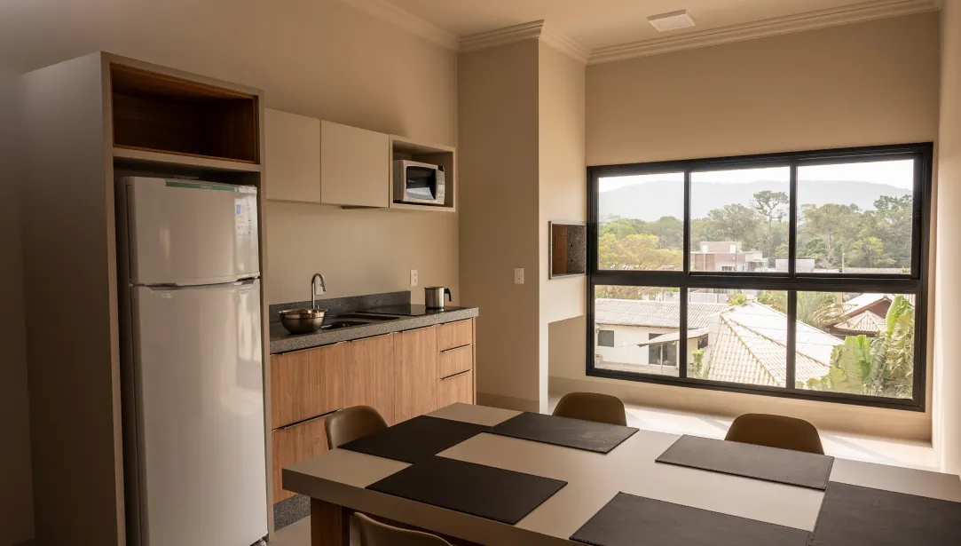 Ideal para maiores permanências, alugue seu apartamento com cozinha completa para quem gosta de preparar deliciosas refeições na churrasqueira apreciando a paisagem. Com dois quartos esta é uma opção especial para hospedar a sua família.