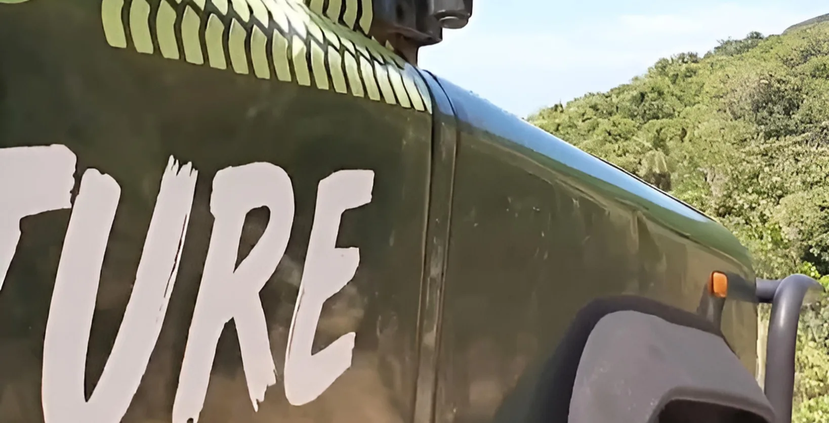 Parte de um veículo 4x4 da Bombinhas Adventure, projetado para proporcionar uma experiência de turismo de aventura, explorando praias e mirantes da região.